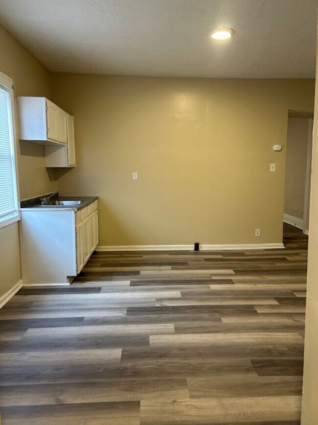 Building Photo - 820-822 HUFFMAN