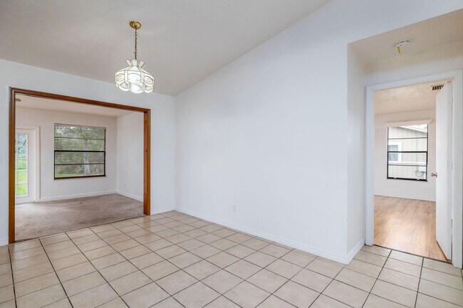 Building Photo - 662 NW Cardinal Dr