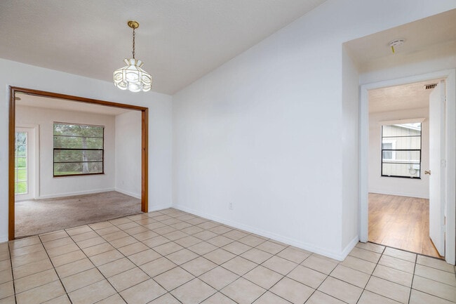 Building Photo - 662 NW Cardinal Dr