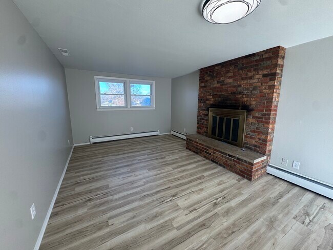 Building Photo - 2215 Saratoga Ave