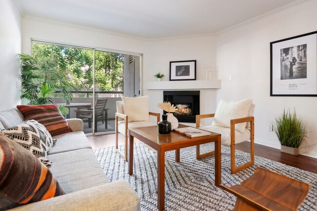 Building Photo - Great Woodland Hills Location!