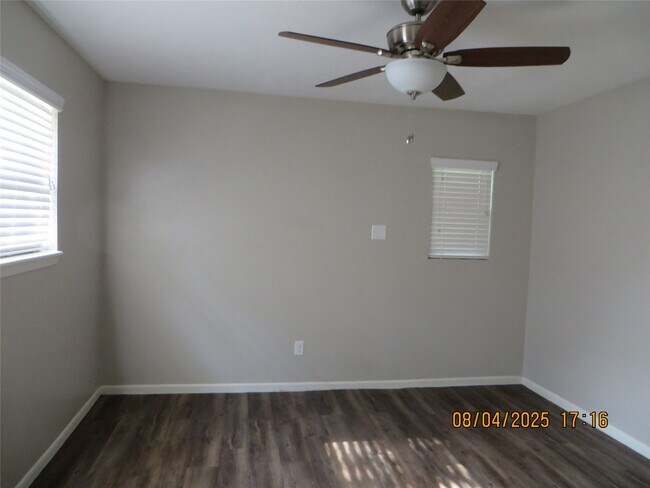 Building Photo - 8716 Club House Dr