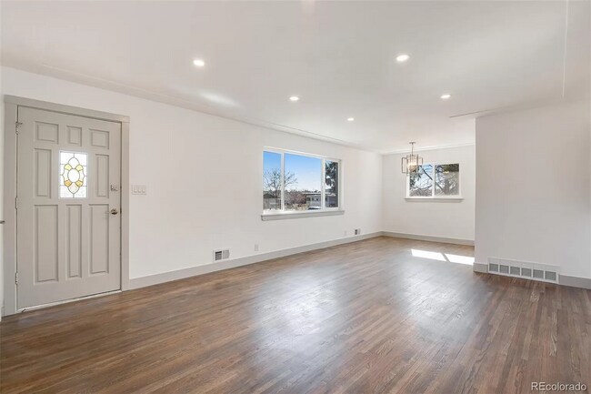 Building Photo - Gorgeous 5 Bedroom 2 1/2 Bathroom Littleto...