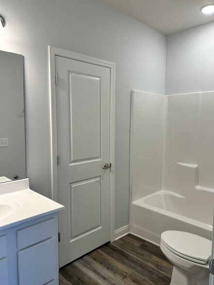 Building Photo - 530 Regency Cir