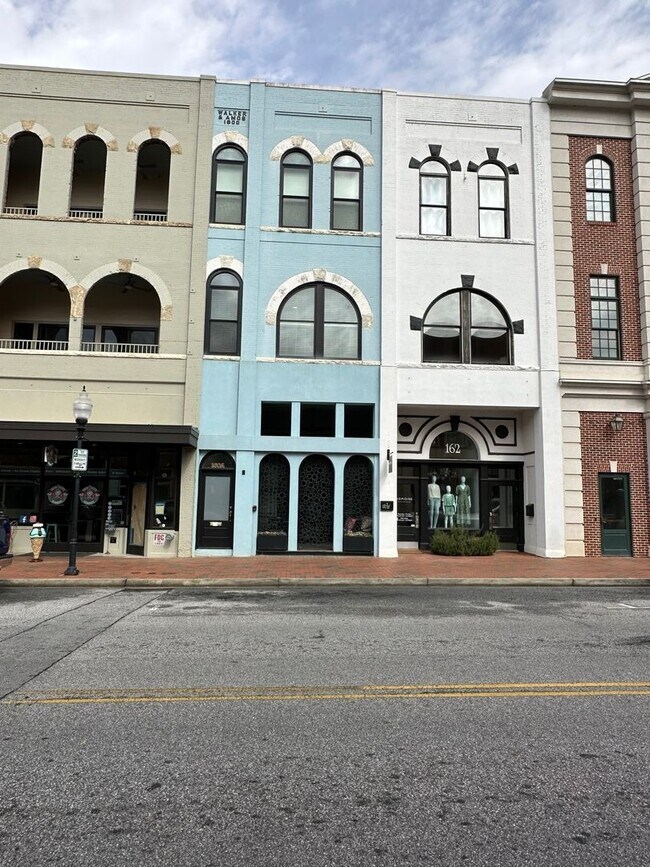 Building Photo - Spacious 3 Bedroom/3 Bathroom Townhome with Private Rooftop Deck