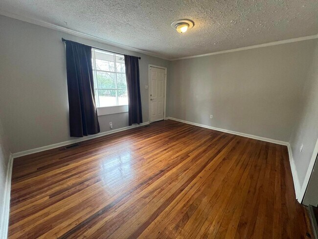 Building Photo - Beautiful Brick 3 bed/2 bath home!