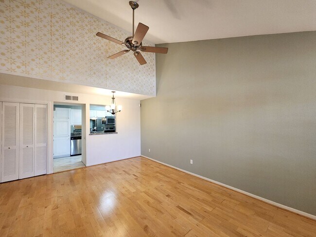 Building Photo - Beautiful 2 bedroom / 1 bath on second floor with gorgeous Houston skyline views. Stainless steel...