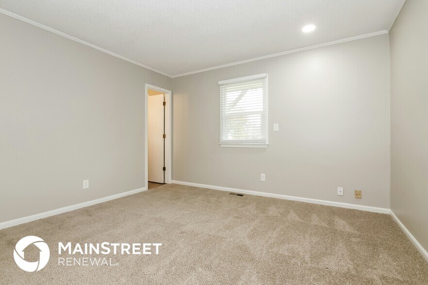 Building Photo - 8523 N Rhode Ave