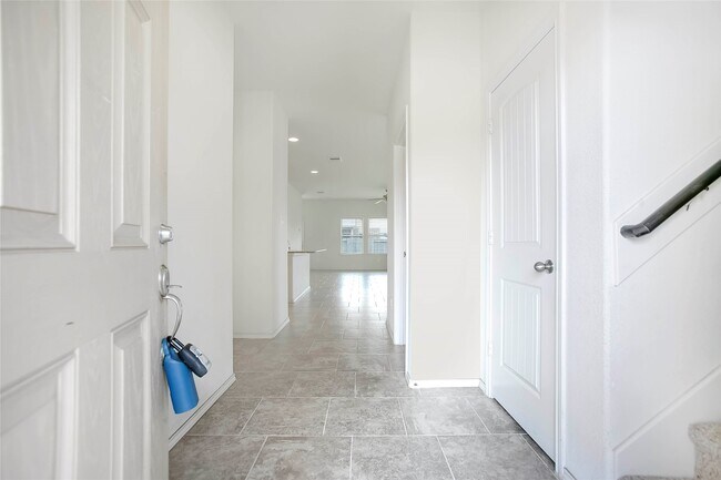 Building Photo - 166 Meadow Grove Dr