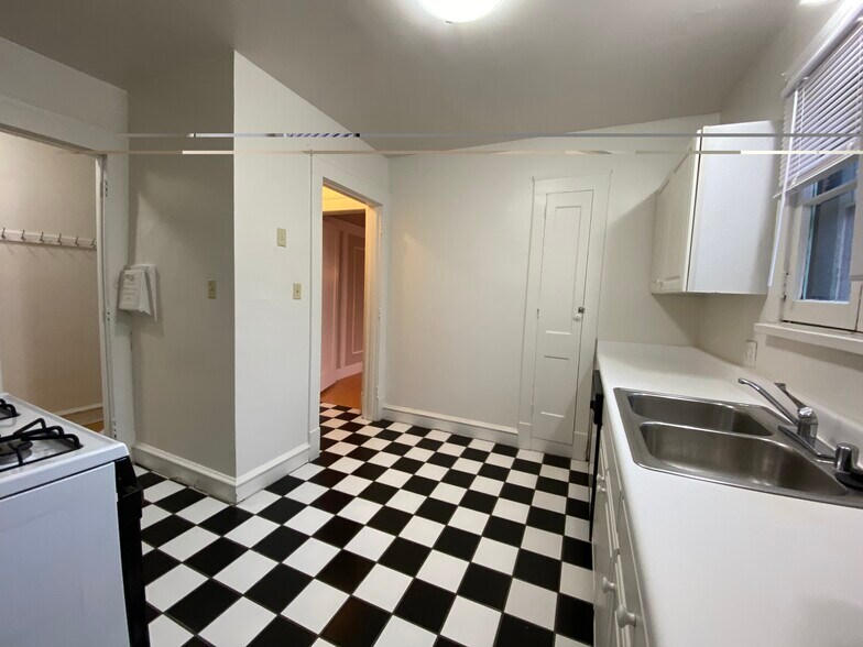 Building Photo - 2533 N Lake Dr