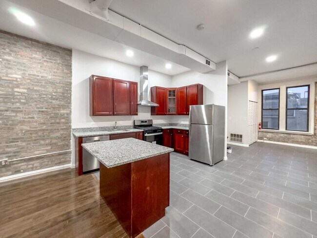 Building Photo - 4 bedroom in Chicago IL 60657