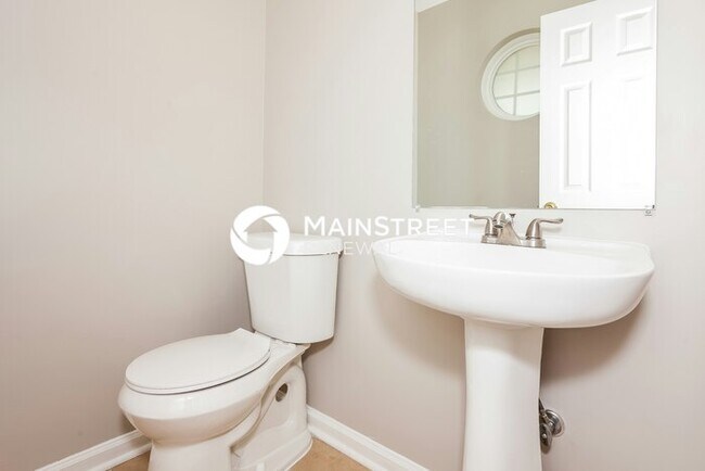 Building Photo - 4 Bedroom Pet-Friendly Home in Charlotte, NC with Main Street Renewal