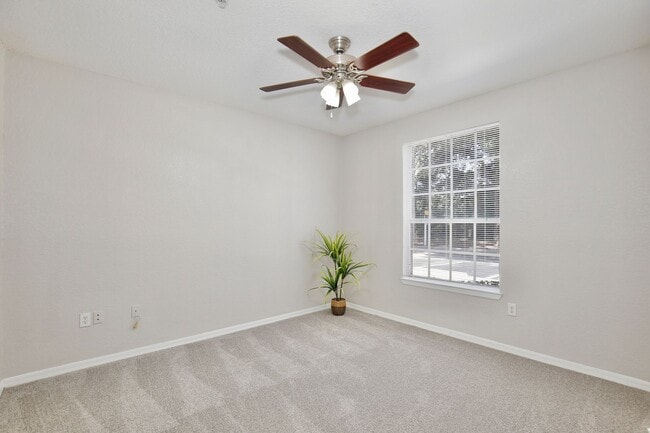 Building Photo - Crescent Place 26-100