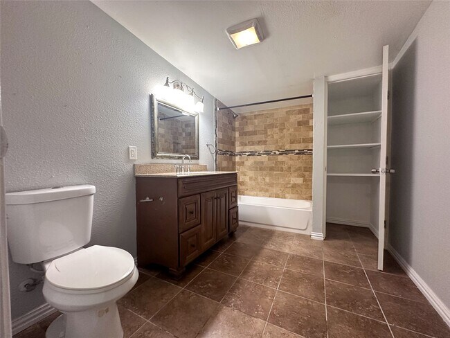 Building Photo - 17706 Wild Oak Dr