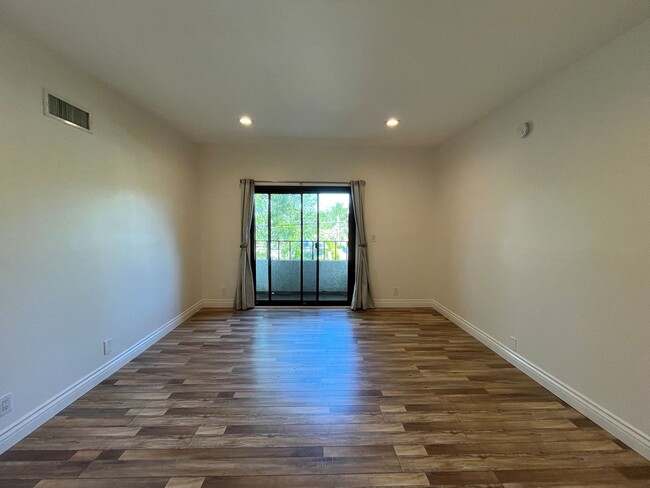 Building Photo - MOVE-IN READY, upgraded 3+3 w/bonus room!