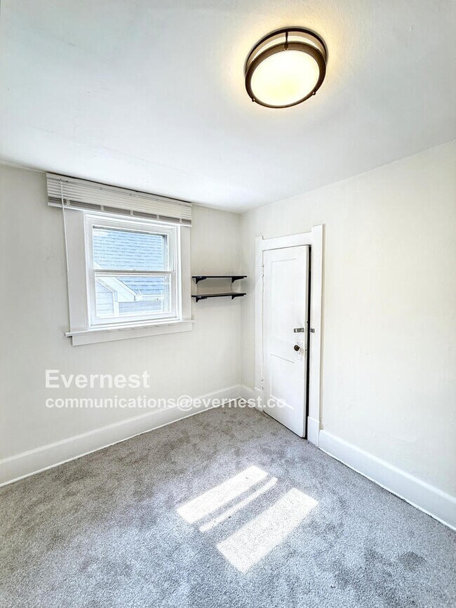 Building Photo - 1124 Vinal St
