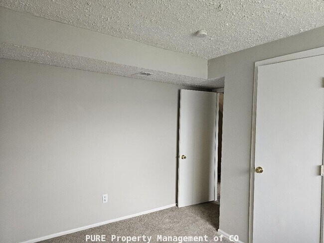Building Photo - Tri-level home with central air and 1-car garage