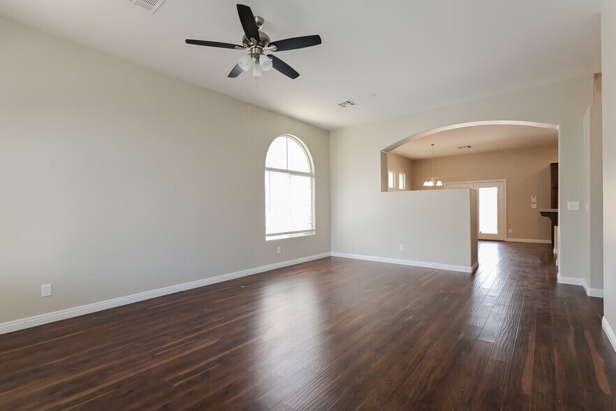 Building Photo - 2211 Maple Shade St