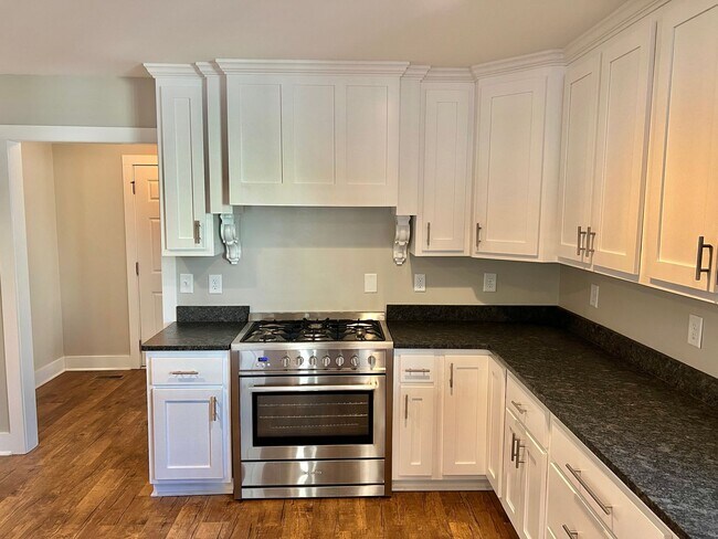 Building Photo - Updated 3 Bed, 2 Bath Cottage in Heart of Lockeland Springs w/ 1 Car Garage