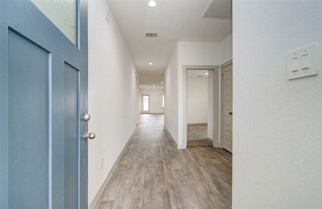 Building Photo - 10602 Great Basin Dr