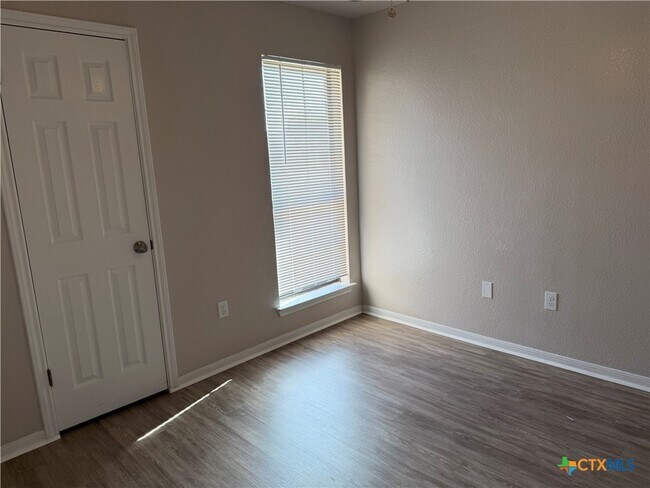 Building Photo - 916 Whirlaway Dr