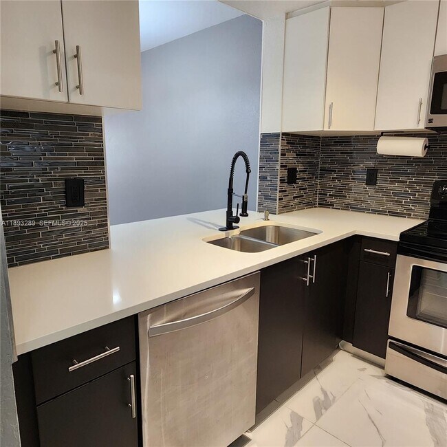 Building Photo - 2941 Riverside Dr