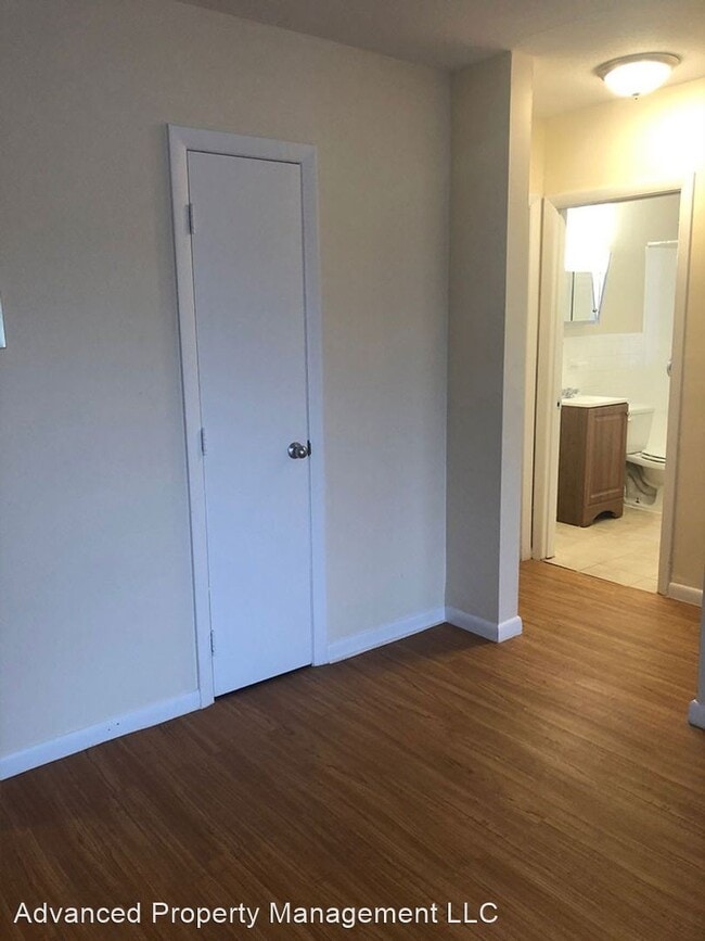 Building Photo - 1045 River St