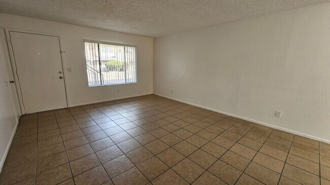 Building Photo - 1 month free rent move in promotion! 2 Bed 1 Bath Eastside Apartment!