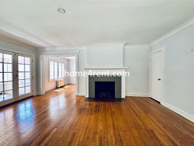 Building Photo - First Level Condo, Just Off the Plaza with...