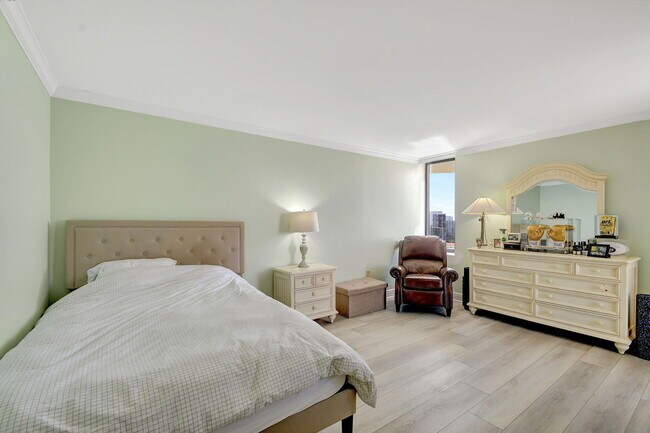 Building Photo - 5080 N Ocean Dr