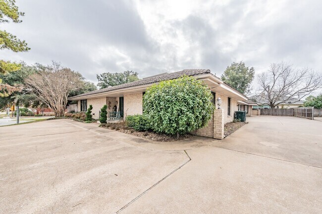 Building Photo - Prime Location in Overton West! Spacious D...