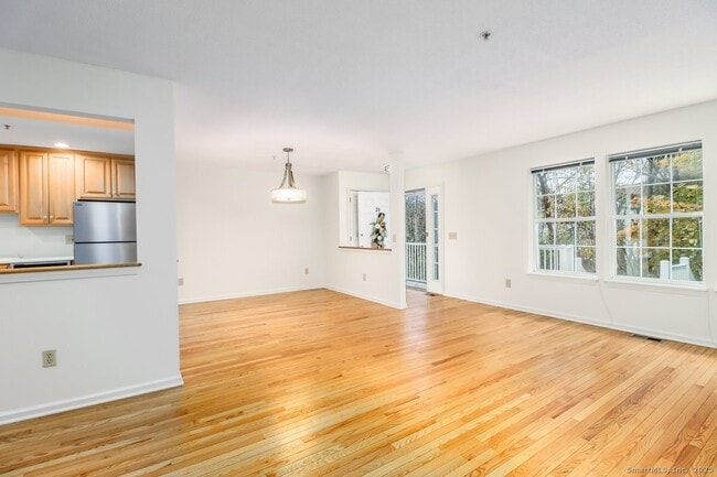 Building Photo - 633 Danbury Rd