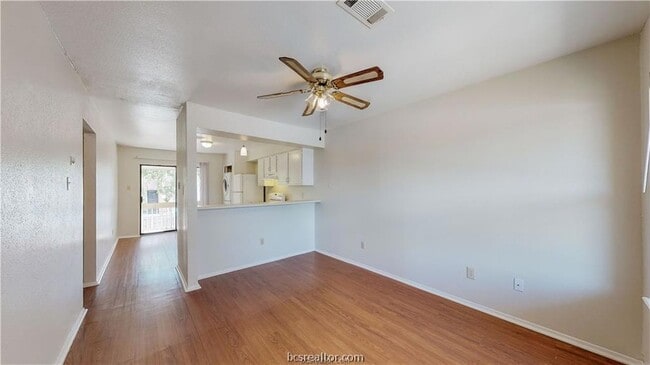Building Photo - 307 Manuel Dr