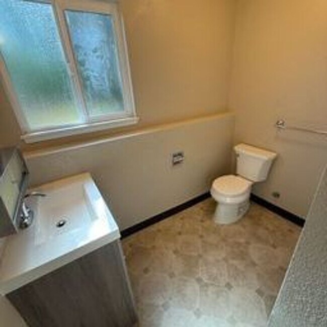 Building Photo - Beautiful home in highly desirable Bellevue neighborhood.