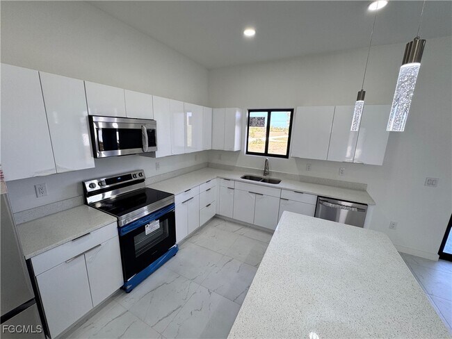 Building Photo - 1027 Kismet Pkwy W