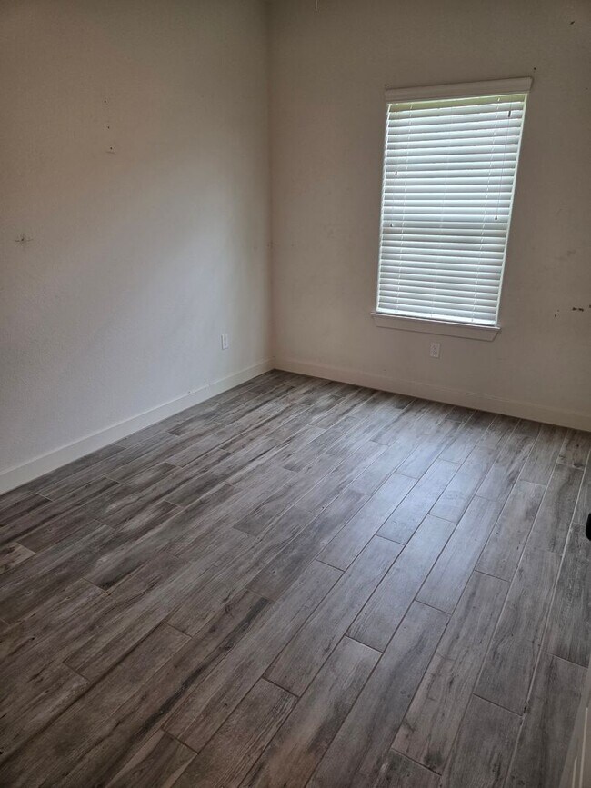 Building Photo - 2143 Sweetwater Ranch Ave