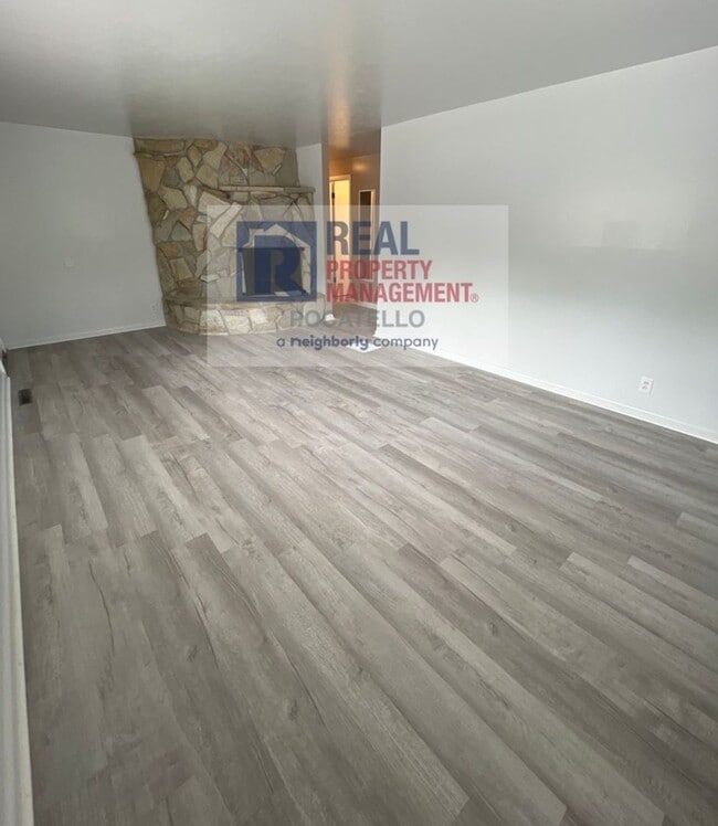 Building Photo - 4 Bedroom 2 Bath Home - Pet Friendly