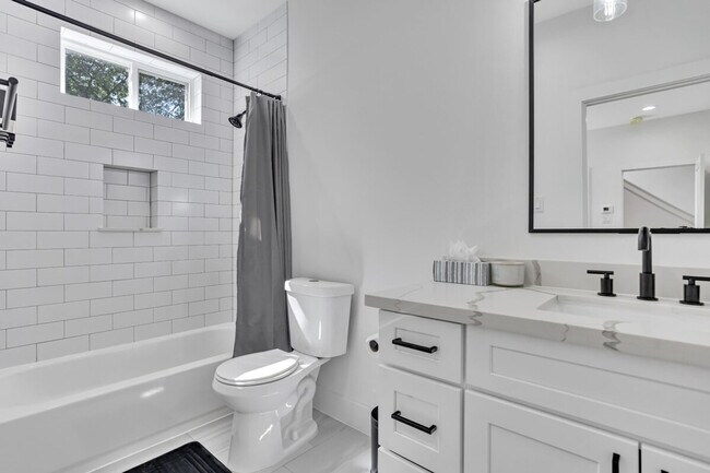 Building Photo - 3020 Live Oak St