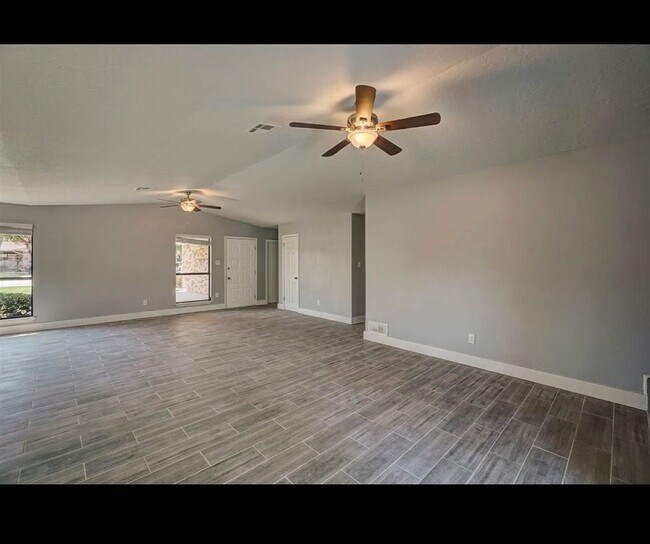 Building Photo - Beautiful newly remodeled home located in ...