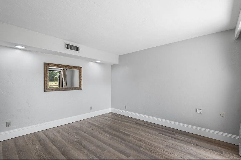 Building Photo - 5062 Sherwood Ln