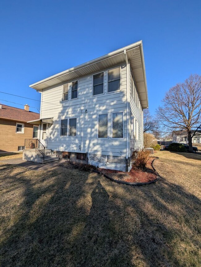 Building Photo - Spacious 3 Bedroom Home in Rock Island Coming Soon!