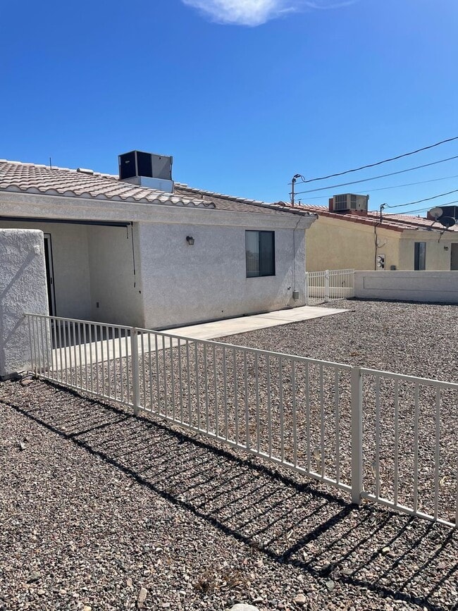 Building Photo - LAKE1335