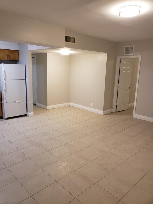 Building Photo - 640 SW 9th Ct