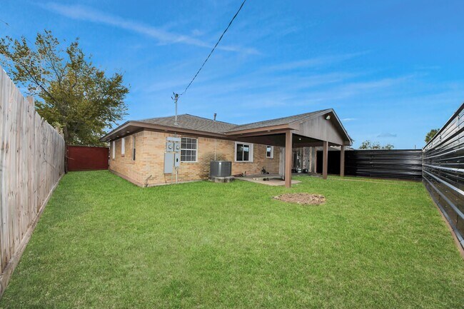 Building Photo - 8925 Homewood Ln