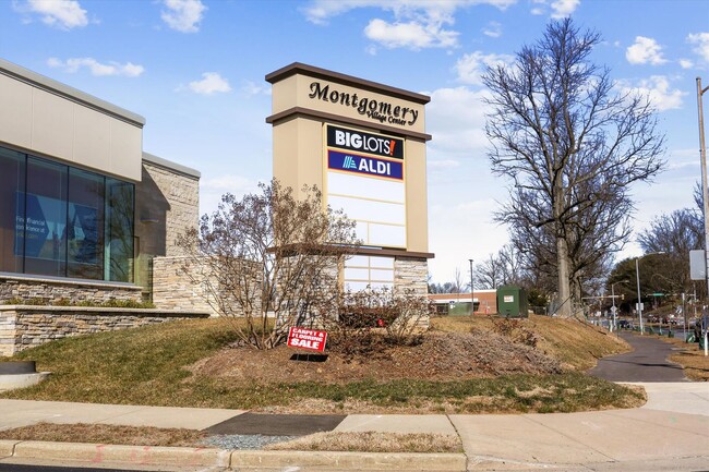 Building Photo - Spacious 3 Level Townhome in Montgomery Vi...