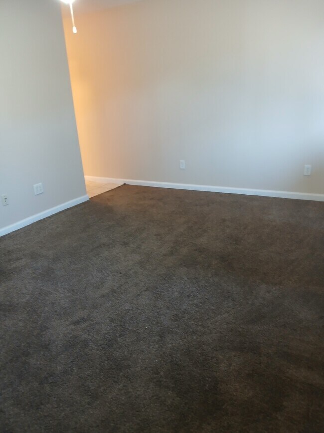 Building Photo - 510 S Poplar St