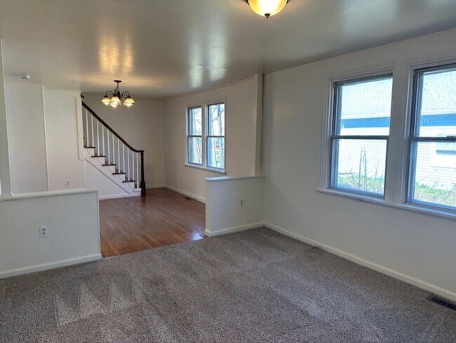 Building Photo - 219 Redwood St