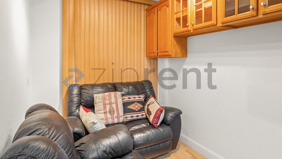 Building Photo - Unit