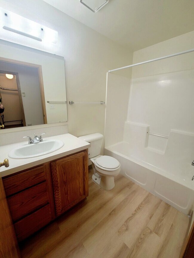 Building Photo - Beautiful 3 bed 2 bath Townhome in Boise! ...