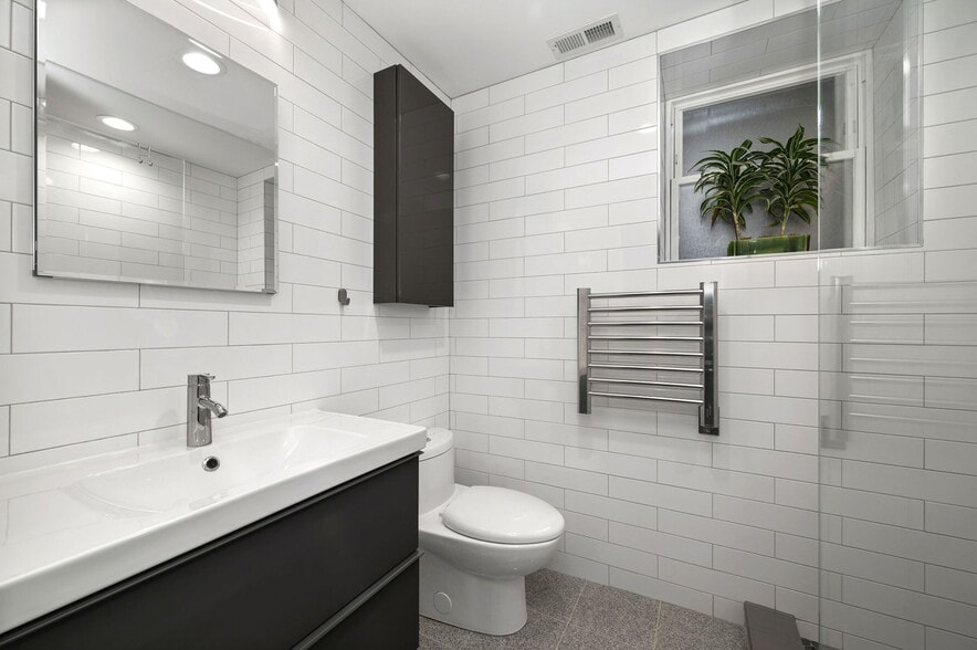 Building Photo - 1252 W Carmen Ave